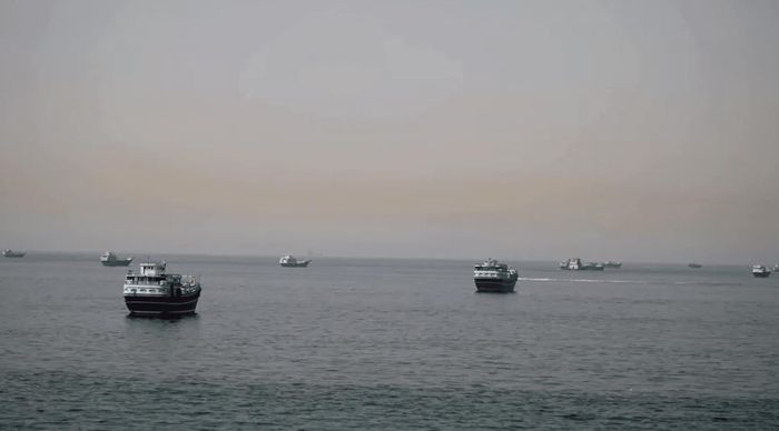 Tàu di chuyển trên khu vực Eo biển Hormuz. Ảnh: Reuters