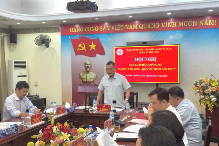 Bí thư Đảng ủy phường Văn Miếu - Quốc Tử Giám Vũ Xuân Hùng phát biểu tại hội nghị. Ảnh: An Quyên