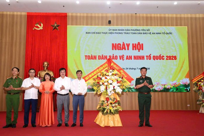 Lãnh đạo thành phố Hà Nội tặng hoa chúc mừng. Ảnh: Thái Phương