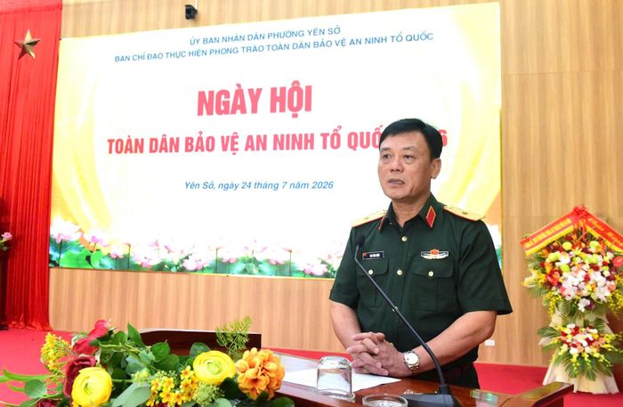 Thiếu tướng Đào Văn Nhận, Ủy viên Ban Thường vụ Thành ủy, Phó Bí thư Đảng ủy, Tư lệnh Bộ Tư lệnh Thủ đô Hà Nội phát biểu chỉ đạo tại ngày hội. Ảnh: Thái Phương