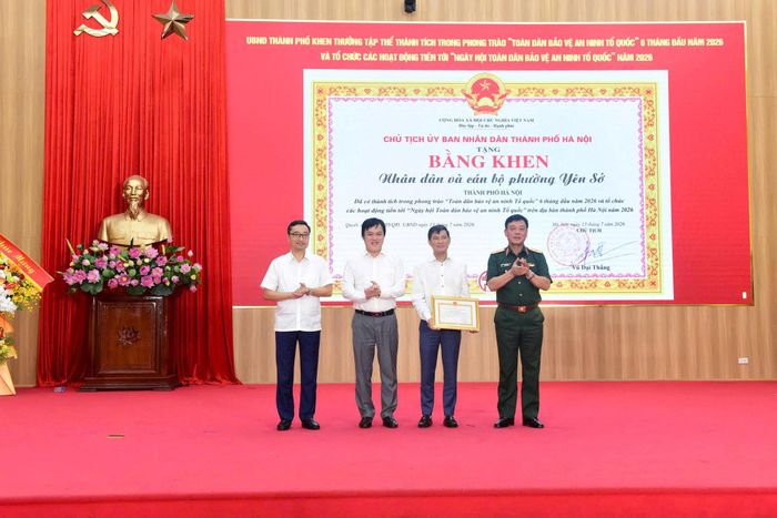 Lãnh đạo thành phố Hà Nội tặng Bằng khen cho Nhân dân và cán bộ phường Yên Sở. Ảnh: Thái Phương