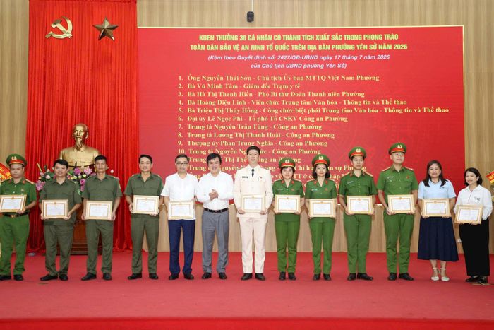 Các tập thể và cá nhân nhận khen thưởng vì có nhiều đóng góp trong phong trào Toàn dân bảo vệ an ninh Tổ quốc năm 2026. Ảnh: Thái Phương