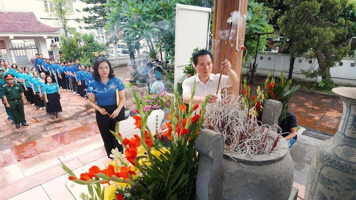 Bí thư Đảng ủy, Chủ tịch HĐND phường Phúc Lợi Nguyễn Thế Thạch thắp hương tưởng niệm các anh hùng liệt sĩ. Ảnh: Đức Cường