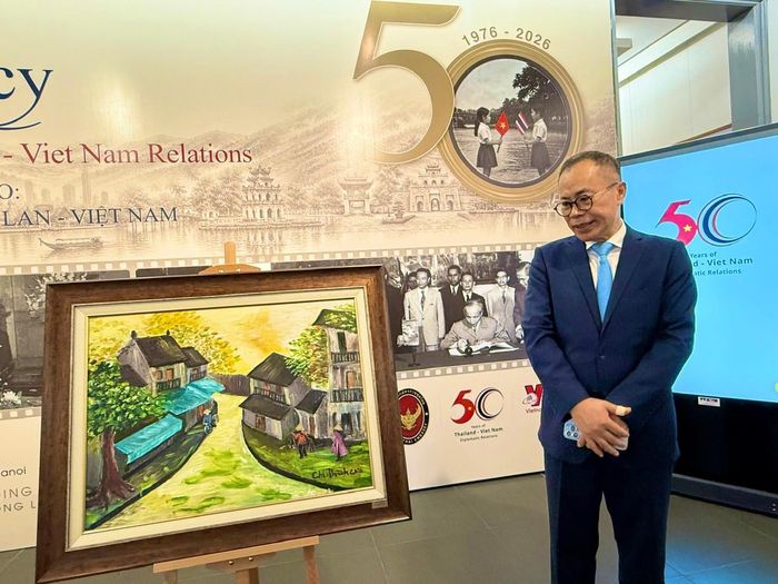 Nguyên Đại sứ Phan Chí Thành bên bức tranh “Góc phố tuổi thơ” trao tặng Đại sứ quán Thái Lan. Ảnh: Kiều Thoan Thu
