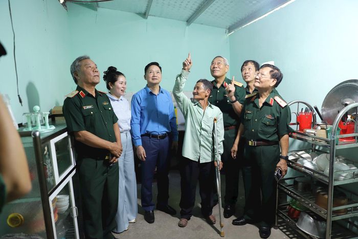 Căn bếp nhà ông Nguyễn Lưu được sửa chữa bằng tiền hỗ trợ của Hội Hỗ trợ khắc phục hậu quả bom mìn Việt Nam. Ảnh: Quỳnh Dương