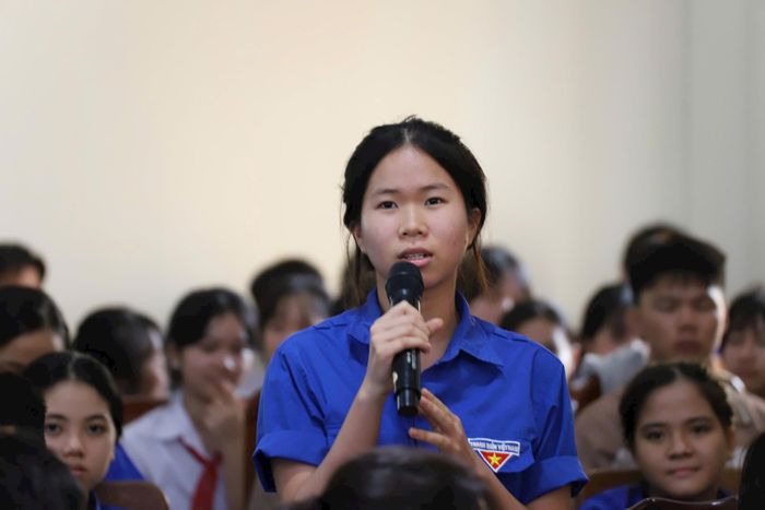 Các đoàn viên xã Đông Sơn tham gia chương trình giao lưu, tìm hiểu kiến thức phòng chống bom mìn. Ảnh: Quỳnh Dương