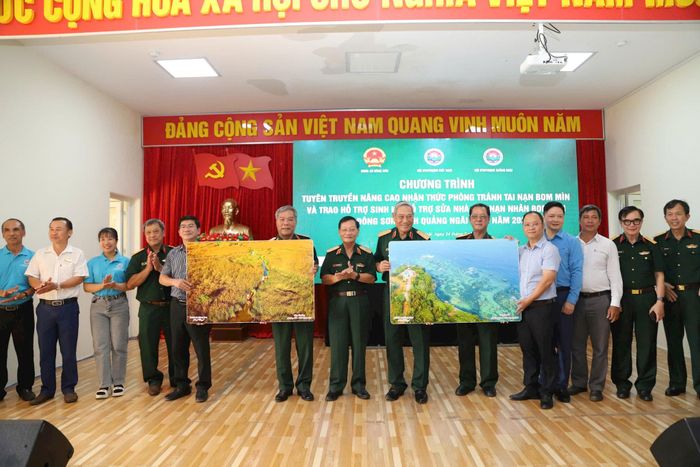 UBND xã Đông Sơn trao quà lưu niệm cho Hội Hỗ trợ khắc phục hậu quả bom mìn Việt Nam và tỉnh Quảng Ngãi. Ảnh: Quỳnh Dương