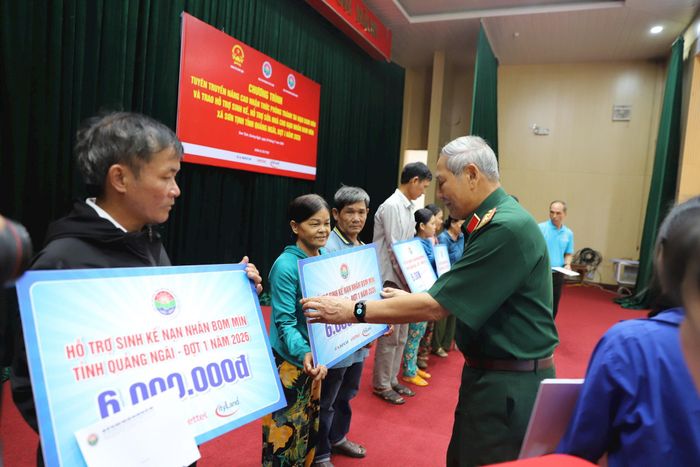 Trung tướng Nguyễn Đức Soát trao hỗ trợ sinh kế cho các nạn nhân bom mìn. Ảnh: Quỳnh Dương
