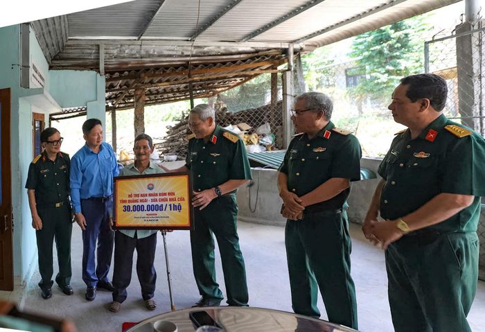 Đoàn công tác Hội Hỗ trợ khắc phục hậu quả bom mìn đến thăm nhà các nạn nhân. Ảnh: Quỳnh Dương