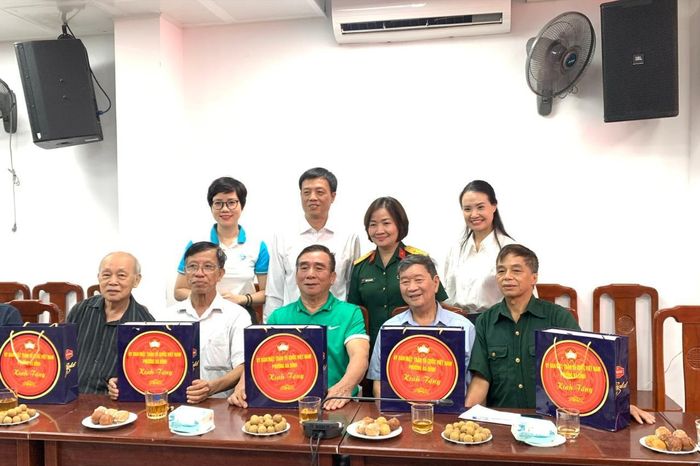 Ủy ban MTTQ Việt Nam phường Ba Đình và Ban Công đoàn Bộ Quốc phòng trao tặng những phần quà thể hiện sự tri ân với các thế hệ đi trước đã hy sinh vì nền độc lập, tự do của Tổ quốc. Ảnh: Hoàng Sơn