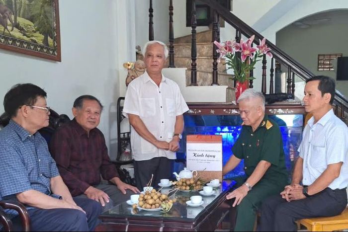 Chủ tịch Hội Người cao tuổi thành phố Hà Nội Nguyễn Thế Toàn phát biểu tại buổi thăm. Ảnh: PV