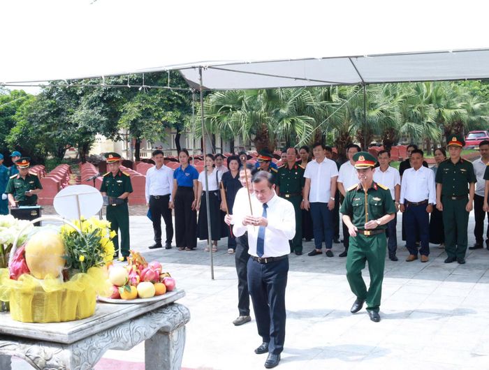 Dâng hương Nghĩa trang liệt sĩ Đá Chông. Ảnh: Khuất Duyên
