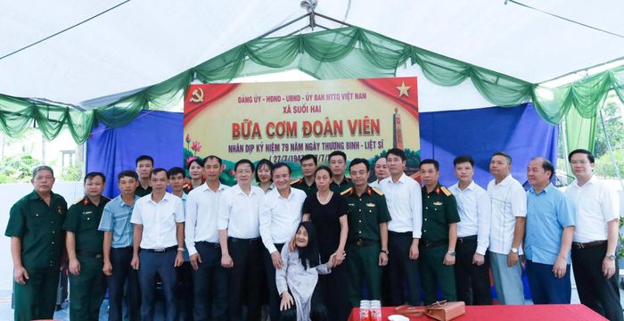 "Bữa cơm đoàn viên" tại gia đình Mẹ Việt Nam Anh hùng Đinh Thị Lê. Ảnh: Khuất Duyên