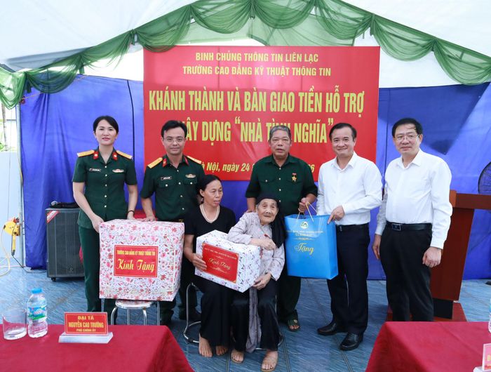 Khánh thành và bàn giao "Nhà tình nghĩa" cho Mẹ Việt Nam Anh hùng Đinh Thị Lê. Ảnh: Khuất Duyên