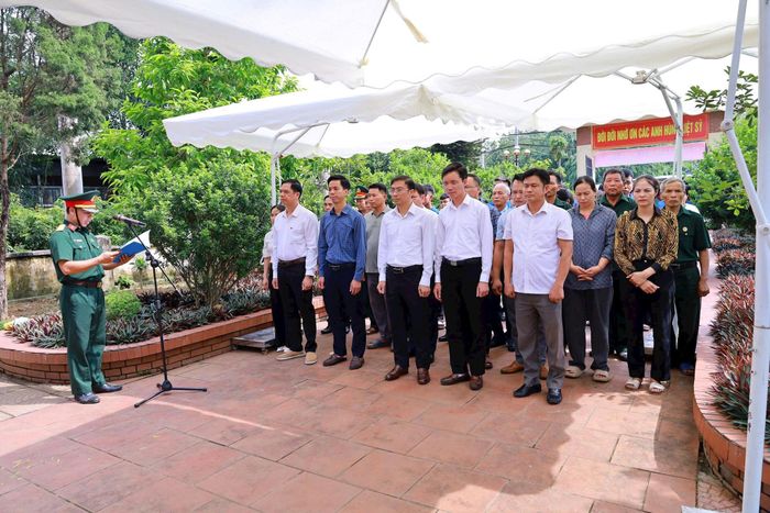 Dâng hương tại Đài tưởng niệm các Anh hùng liệt sĩ xã Suối Hai. Ảnh: Khuất Duyên