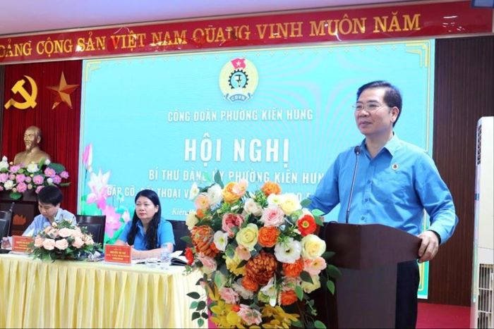 Phó Chủ tịch LĐLĐ thành phố Hà Nội Nguyễn Huy Khánh phát biểu tại đối thoại. Ảnh: Tuấn Điệp