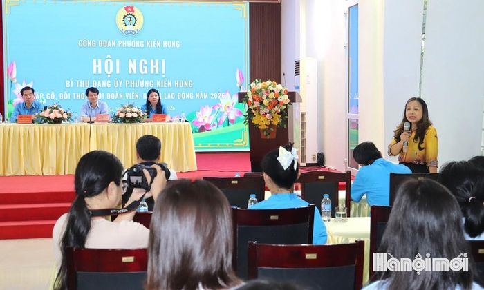 Đại diện lãnh đạo Bảo hiểm xã hội thành phố giải đáp các ý kiến của người lao động. Ảnh: Tuấn Điệp