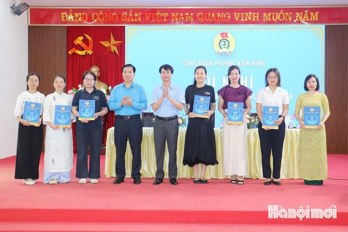 Trao quyết định thành lập các công đoàn cơ sở. Ảnh: Tuấn Điệp