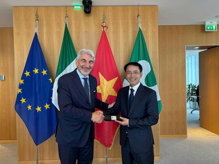 Ông Raffaele Cattaneo, Quốc vụ khanh phụ trách Quan hệ quốc tế và châu Âu của Vùng Lombardia trao quà lưu niệm cho Đoàn đại biểu cấp cao thành phố Hà Nội. Ảnh: Đoàn công tác
