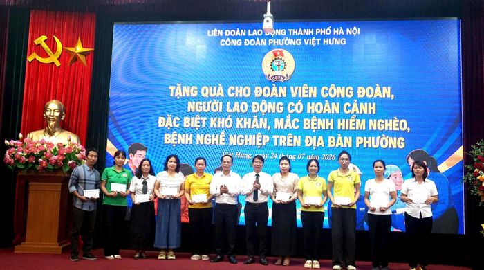 Lãnh đạo phường Việt Hưng tặng quà tới đoàn viên, người lao động có hoàn cảnh khó khăn. Ảnh: B.Duy