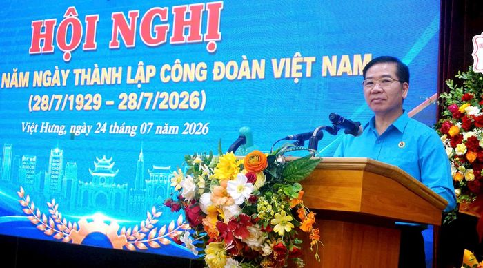 Phó Chủ tịch Liên đoàn Lao động thành phố Hà Nội Nguyễn Huy Khánh phát biểu chỉ đạo tại hội nghị. Ảnh: B.Duy