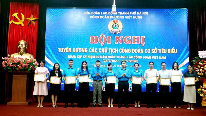 Lãnh đạo Liên đoàn Lao động thành phố và Công đoàn phường trao Giấy khen tôn vinh các Chủ tịch công đoàn cơ sở tiêu biểu. Ảnh: B.Duy