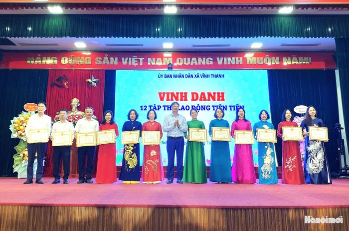Bí thư Đảng ủy xã Vĩnh Thanh Nguyễn Anh Dũng khen thưởng 12 tập thể Lao động tiên tiến. Ảnh: TH