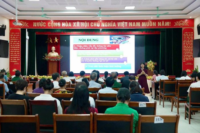 Giảng viên cao cấp Nguyễn Thị Hà truyền đạt tại lớp bồi dưỡng. Ảnh: PV.