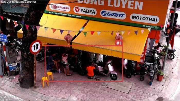 Số 2 ngã Tư Sơn Đồng, xã Sơn Đồng – sử dụng trái phép vỉa hè để sửa chữa phương tiện.