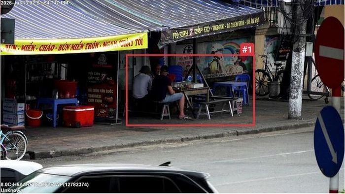 Đối diện cổng trưởng Tiểu học Tây Mỗ, phường Tây Mỗ - sử dụng trái phép vỉa hè để để bày bán hàng hóa.