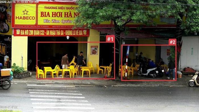 Trước số 62+63 ngã 3 Tân Xuân, phường Đông Ngạc - sử dụng trái phép vỉa hè để kinh doanh dịch vụ ăn uống.