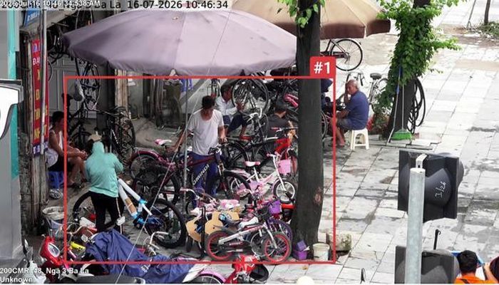 Trước số 758 Quang Trung, phường Dương Nội - sử dụng trái phép vỉa hè để bày bán hàng hóa.