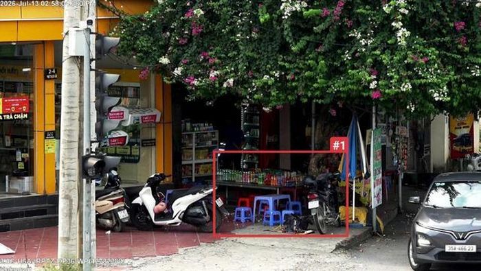 Cạnh số 4 phố Thạch Lỗi, xã Nội Bài - sử dụng trái phép vỉa hè để bày bán hàng hóa.