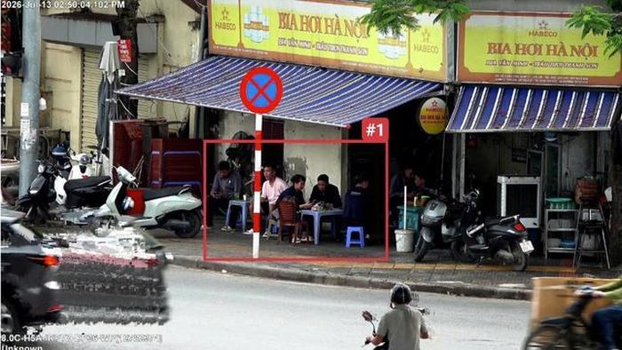 Trước số 01 Cầu Cốc, phường Tây Mỗ - sử dụng trái phép vỉa hè để kinh doanh dịch vụ ăn uống.