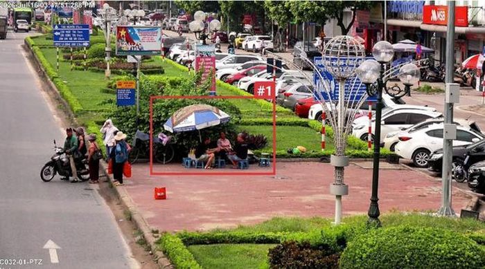 Tại giải phân cách gần nút giao QL3 - Lê Đình Thiệp, xã Đông Anh - sử dụng trái phép vỉa hè để để bày bán hàng hóa.