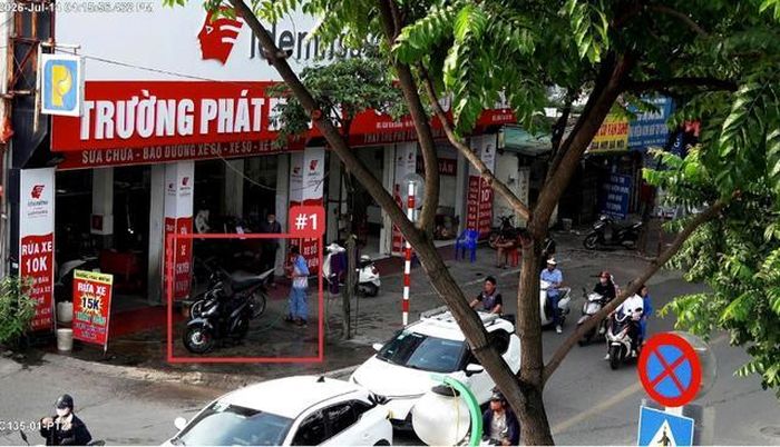 Trước số 630 Kim Giang, phường Thanh Liệt - sử dụng trái phép vỉa hè để rửa xe.