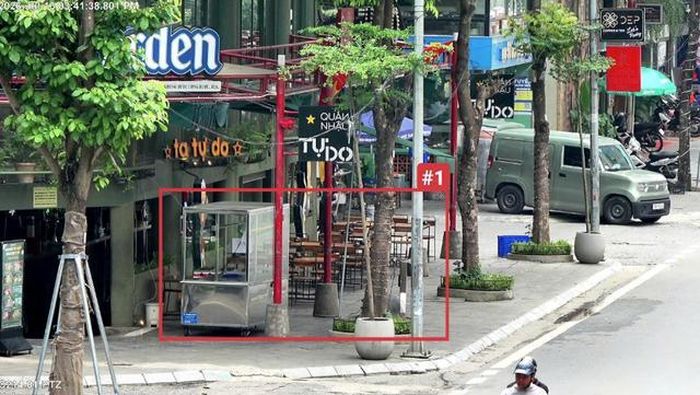 Trước số 201 Nguyễn Tuân, phường Thanh Xuân - sử dụng trái phép vỉa hè để kinh doanh.