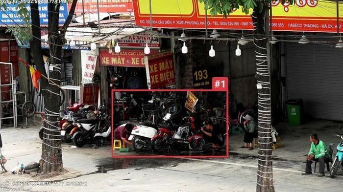 Trước số 193 Cầu Diễn, phường Xuân Phương - sử dụng trái phép vỉa hè để sửa chữa phương tiện; rửa xe.