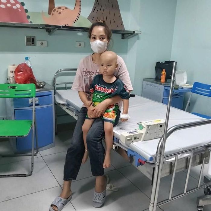 Gia đình chị Huế mong có sự trợ giúp từ cộng đồng để con có điều kiện chạy chữa