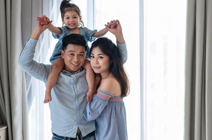 Cách cha mẹ phản ứng trước sai lầm, thái độ tôn trọng con và bầu không khí tích cực trong gia đình sẽ góp phần quan trọng giúp trẻ hình thành lòng tự tin, khả năng giao tiếp và cảm giác mình có giá trị. Ảnh minh họa