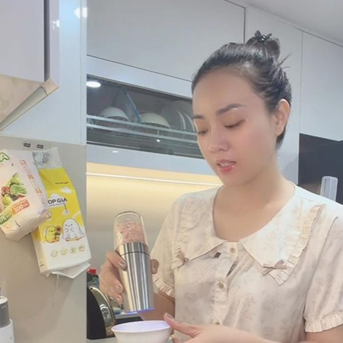 Vợ NSND Công Lý chia sẻ khóc sưng cả mắt vì những lời bình luận tiêu cực trên mạng xã hội.
