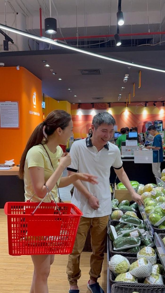 Vợ NSND Công Lý luôn đồng hành cùng chồng trong những năm qua.