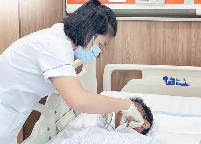 Điều dưỡng thay băng cho người bệnh sau mổ. Ảnh: BVCC