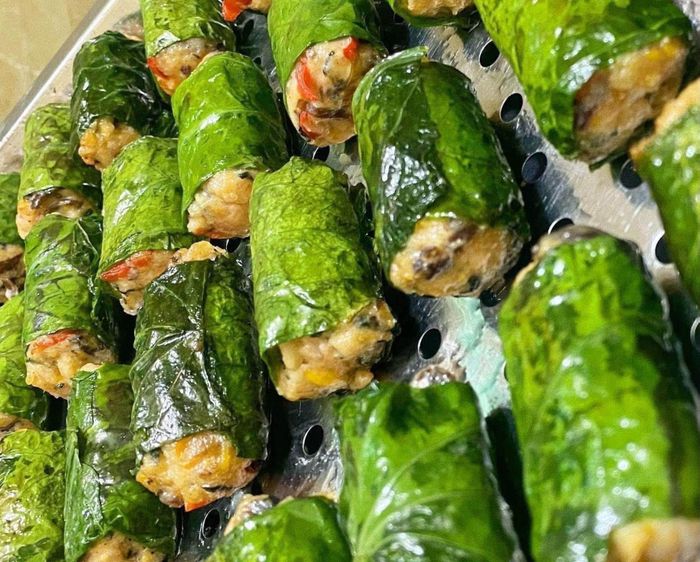 Món chả ốc lá lốt khi chín đều, bên ngoài sẽ vàng thơm và bên trong mềm giòn sần sật. Khi cắn một miếng chả nóng hổi sẽ cảm nhận được lớp lá lốt ở bên ngoài thơm phức, nhân ngọt đậm đà và giòn dai đặc trưng của ốc. Món này đem chấm cùng với chấm chén mắm chua ngọt tỏi, ớt, gừng nữa vô cùng lôi cuốn.