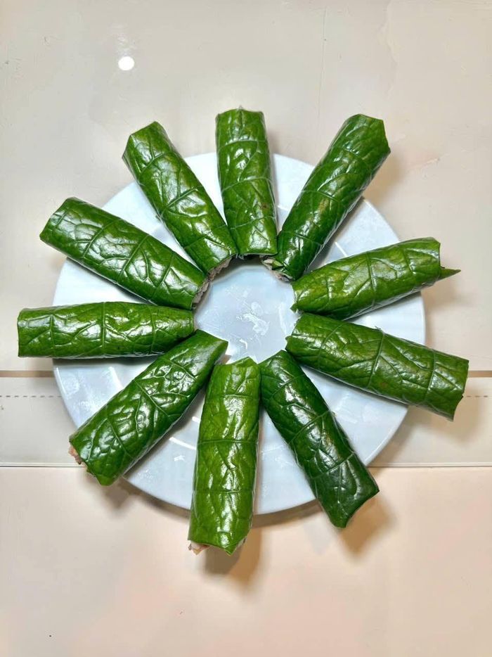 Lấy lá lốt cuộn từng lượng nhân vừa phải