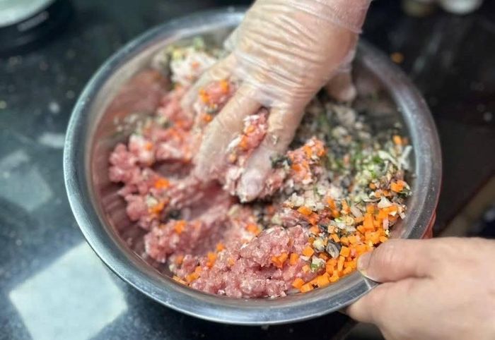 Nêm gia vị rồi trộn đều các nguyên liệu lại, để ngấm 20–30 phút.