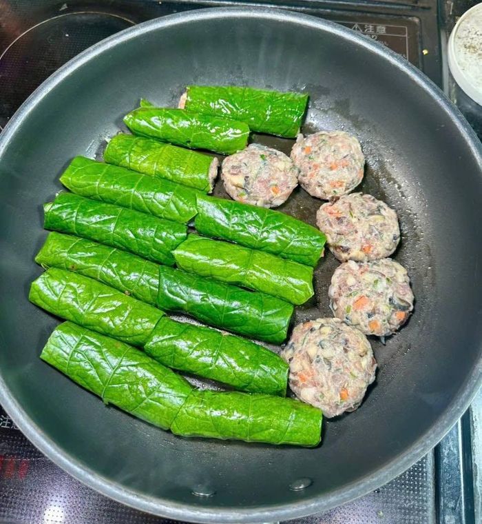 Cho vào chảo rán hoặc dùng nồi không dầu để ở nhiệt độ 180 độ, thời gian 30 phút. Nếu thích ăn hấp, mọi người có thể vo viên rồi đem hấp cách thủy khoảng 15 phút là được.