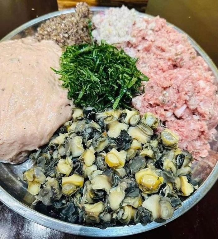 Ốc bươu làm sạch, băm nhỏ. Lá lốt, lá chanh hành lá, gừng, ớt, hành lá, hành khô làm sạch rồi thái nhỏ. Trộn tất cả nguyên liệu với thịt, giò sống với nhau cho đều.