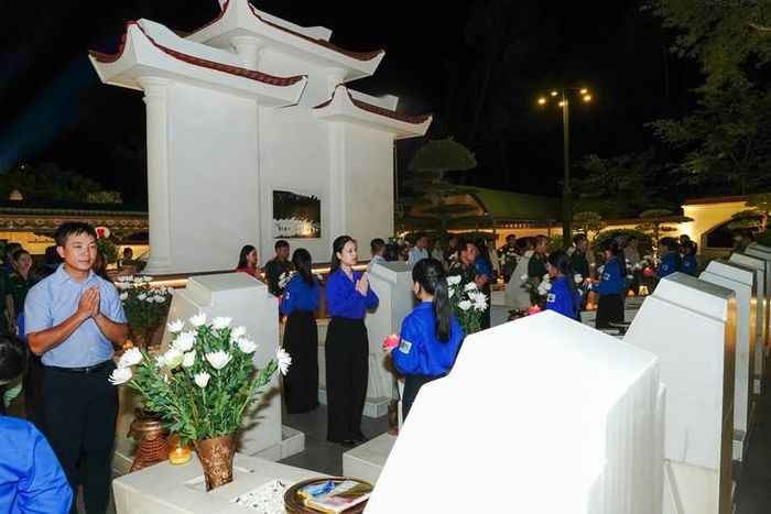 Lễ thắp nến tri ân là dịp tưởng nhớ, bày tỏ lòng biết ơn đối với các anh hùng liệt sĩ. Ảnh: NBĐL.