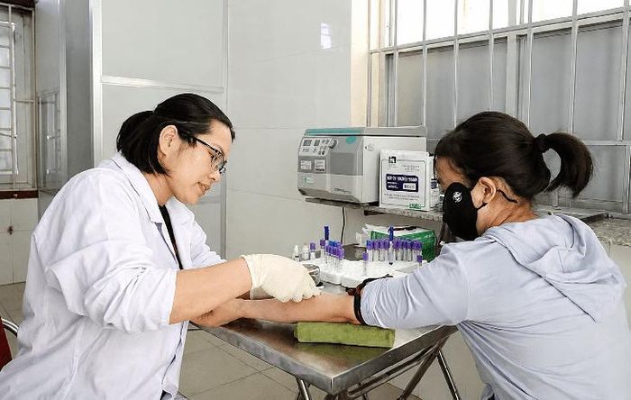 Cán bộ CDC Hà Tĩnh lấy máu xét nghiệm sàng lọc HIV cho người dân.
